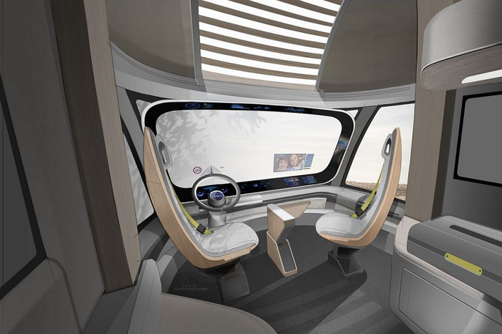 Ở phía trước, Hyundai HDC-6 Neptune Concept nổi bật với tấm kính chắn gió cỡ lớn chạy xuyên suốt đầu xe. Mẫu xe này cũng được trang bị hệ thống gương camera hiện đại và hiển thị hình ảnh thông qua một màn hình bên trong cabin. Ngôn ngữ thiết kế Art Deco dường như đã thổi một làn gió mới vào diện mạo của HDC-6 Neptune, mang tới cho mẫu xe tải điện này cái nhìn đầy tinh tế và cuốn hút đến lạ thường.