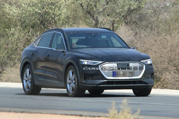 Mẫu xe chạy điện Audi e-tron Sportback là một trong những chiếc xe đáng chú ý tại LA Auto Show 2019. Đây là phiên bản Coupe của chiếc SUV Audi e-tron. Phần đầu xe có thiết kế tương tự mẫu xe anh em, nhưng phần đuôi của e-tron Sportback theo kiểu fastback. Xe trang bị 2 động cơ điện, cung cấp công suất kết hợp 355 mã lực, tăng lên mức 402 mã lực khi ở chế độ Boost Mode.