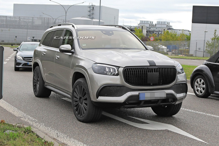Là đối thủ cạnh tranh với Bentley Bentayga và Rolls-Royce Culinan, Mercedes-Maybach GLS 2020 sẽ chính thức trình làng vào ngày 22/11 tới. Điểm khác biệt so với GLS thường là lưới tản nhiệt thiết kế phá cách, mâm xe lớn sơn đen, gương chiếu hậu đặt cao và ống xả kép thể thao hơn.
