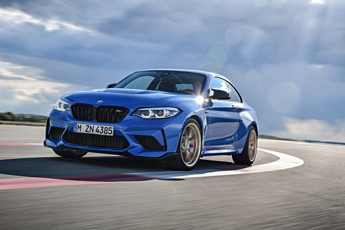 Cùng với M8 Gran Coupe và Cabriolet, BMW cũng sẽ trình làng mẫu xe thể thao BMW M2 CS. Xe sở hữu động cơ 6 xy-lanh TwinPower Turbo 3.0L, sản sinh công suất ước tính 444 mã lực và mô-men xoắn 550 Nm. Động cơ đi kèm với một hộp số sàn 6 cấp hoặc hộp số ly hợp kép 7 cấp. BMW M2 CS có thể tăng tốc 0-96 km/h trong 4 giây trước khi đạt tốc độ tối đa lên tới 280 km/h.