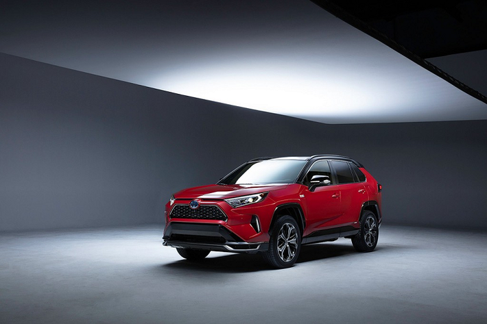 Toyota RAV4 mới sẽ có thêm phiên bản Plug-in Hybrid 2021. Hãng xe Nhật Bản khẳng định đây sẽ là chiếc RAV4 mạnh nhất hiện nay. Toyota RAV4 PHEV có một số thay đổi nhỏ so với bản tiêu chuẩn. Thông số kỹ thuật chưa được tiết lộ, nhưng chắc chắn hiệu suất của mẫu xe này sẽ vượt qua bản Hybrid, vốn có công suất 176 mã lực và mô-men xoắn 221 Nm.
