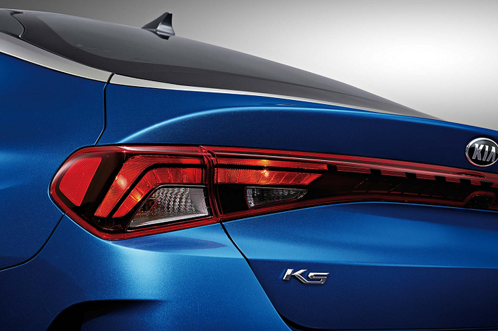Hệ thống hỗ trợ theo làn đường (LFA), hỗ trợ lái xe trên đường cao tốc Highway Driving Assist (HDA) cũng có mặt trên Optima hoàn toàn mới.