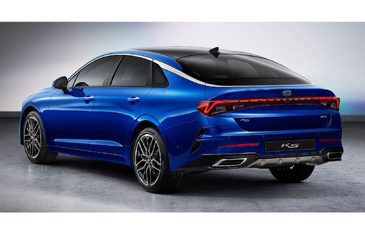 Tương tự như “người anh em” Hyundai Sonata, Kia Optima mới mang phong cách fastback thể thao, phần đầu xe là điểm nhấn ấn tượng nhất với các hốc gió và đèn pha đầy sự hấp dẫn, thiết kế tuy mang góc cạnh nhưng vẫn không đánh mất sự hài hoà gợi cảm của một chiếc sedan. Bên cạnh lưới tản nhiệt hình chữ nhật tạo hình mũi hổ đặc trưng của Kia.