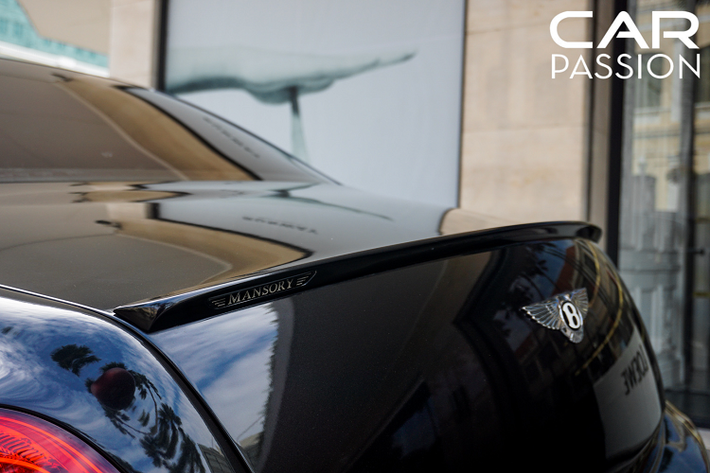 Hệ thống ống xả của chính Mansory với hai ống xả kép được chia đều hai bên thay cho hai chụp ống xả hình oval như trên nguyên bản, phía trên ống xả được khắc chữ Mansory và cuối cùng là một cánh gió nhỏ được gắn cố định trên cốp sau xe.