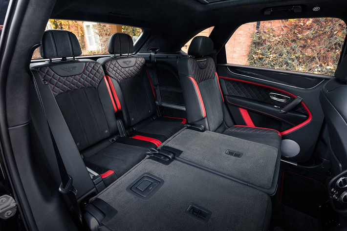 Kính chắn gió thu lại và đường dốc mái dốc hơn về phía sau cung cấp cho Bentley Bentayga một cái nhìn sắc nét, dáng vẻ thể thao mà vẫn không quá cồng kềnh. Phía sau, Bentayga sở hữu thiết kế “nở hậu” giúp hình dáng xe mềm mại hơn, đồng thời gia tăng diện tích khoang hành lý. Phần đuôi với đường gờ dưới cửa kính giả cánh đuôi, cặp đèn hậu tích hợp công nghệ LED ở hai bên, cản sau nẹp chrome chạy từ hai bên thân xe.