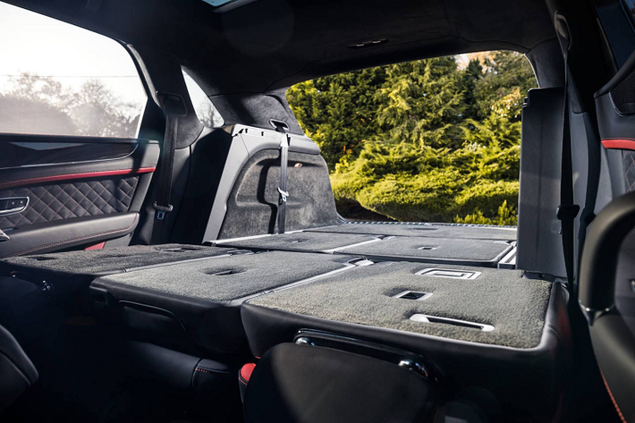 Dù sở hữu khối lượng lên đến 2.440 kg, Bentayga vẫn được mệnh danh là “chiếc xe gầm cao nhanh nhất thế giới” với phiên bản sử dụng khối động cơ tăng áp kép W12 6.0L 12 xy-lanh, sản sinh sức mạnh tới 600 mã lực, mô-men xoắn 900 Nm, kết hợp cùng hộp số tự động 8 cấp và hệ dẫn động bốn bánh.