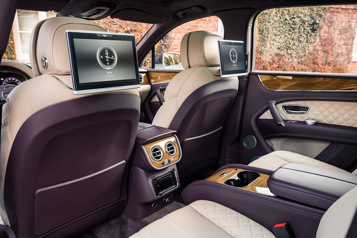 Kiểu dáng của Bentayga mang những nét đặc trưng của hãng xe sang Bentley nổi tiếng. Từ thiết kế lưới tản nhiệt cho đến cụm đèn pha tròn hai bên và những ‘cuộn cơ bắp’ phía trên các bánh xe sau, tất cả đều mang hơi thở của Bentley.