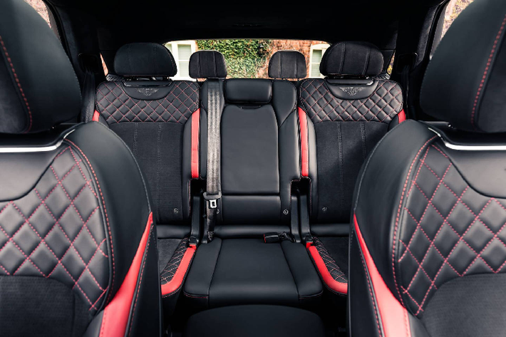 Tuỳ chọn 4 chỗ ngồi sẽ mang tới những trang bị đẳng cấp như hệ thống giải trí Bentley Rear Entertaiment, tai nghe Bluetooth, bàn dã ngoại có thể gấp gọn và cá nhân hoá, hệ thống tủ lạnh đặt riêng Mulliner Console Drinks Cooler.