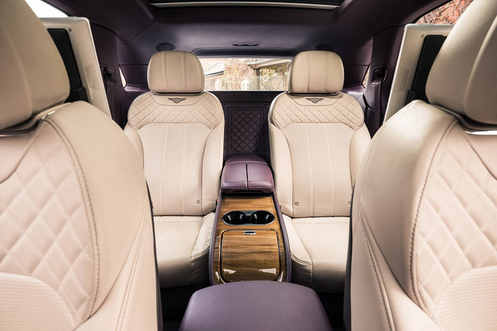 Hai ghế thương gia của SUV siêu sang Bentley Bentayga mới sẽ được tách ra bởi 1 bảng điều khiển trung tâm đặt giữa cung cấp cổng sạc USB, khe chứa đồ, đi kèm một tấm ốp ở giữa được chế tác đặc biệt.