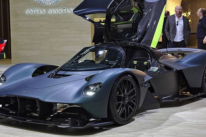 Mẫu siêu xe hàng hiếm - Aston Martin Valkyrie ra đời đánh dấu sự hợp tác giữa hãng xe Anh và đội đua Red Bull Racing. Dù có ngoại hình hơi giống những con tàu vũ trụ hiện đại nhưng nó lại đem đến cảm giác của trường phái cũ và đặc biệt thuộc phiên bản sản xuất giới hạn.