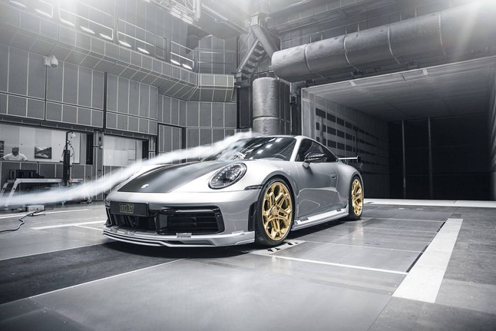 Bắt đầu với ngoại thất, Porsche 911 Carrera 4S 2020 được cập nhật nhiều bộ phận mới gồm cánh gió 5 mảnh phía trước tích hợp bộ chia gió khí động học và sơn hai tông màu, khe hút gió trên vòm bánh xe trước, ốp sườn sắc nét, bộ khuếch tán mạnh mẽ phía sau, cánh gió mái thể thao và một cánh lướt gió cố định phía đuôi.