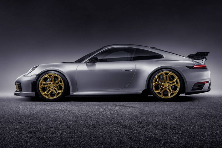 TechArt làm tròn những sửa đổi bên ngoài của 911 Carrera 4S 2020 bằng bộ bánh xe thiết kế mới dành riêng cho 911 thế hệ 992, đó là bộ vành TechArt Daytona II kích thước 20 inch phía trước và 21 inch phía sau. Những chiếc la-zăng được lấy cảm hứng từ các bánh xe cổ điển mà hãng độ từng dùng cho Porsche 996.