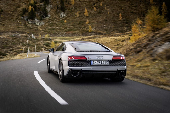 Audi R8 RWD 2020 được trang bị thêm 1 tuỳ chọn màu sơn xám Kemora. So với bản AWD, bản RWD nhẹ hơn tới 65 kg, ở mức 1.595 kg.