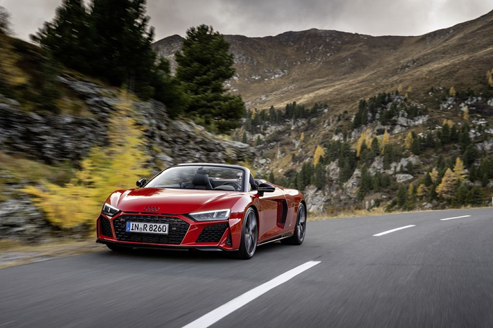 Giá xe Audi R8 2020 bán ra tại thị trường châu Âu từ 144.000 Euro (khoảng 3,8 tỷ đồng) và 157.000 Euro (khoảng 4,2 tỷ đồng). R8 2020 dẫn động cầu sau cũng sẽ chính thức lên kệ từ đầu năm tới.