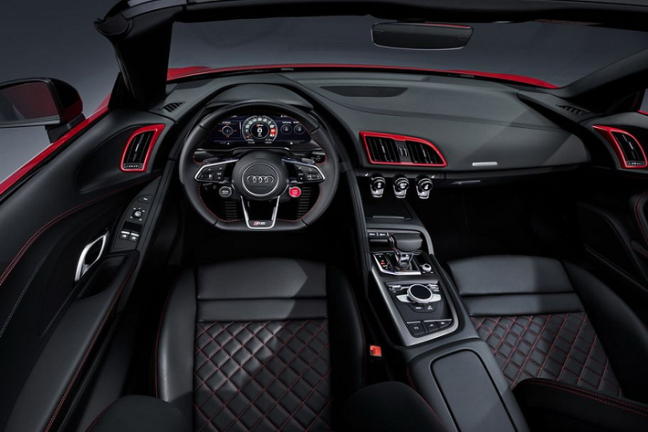 Bên trong khoang nội thất, Audi R8 RWD 2020 cũng giống như bao chiếc Audi R8 khác, xe vẫn sở hữu không gian cabin sang trọng và thể thao với ghế bọc da kết hợp da lộn cao cấp. Bên cạnh đó, logo RWD cũng được thêu trên táp-lô ghế phụ.