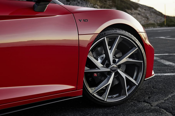 Audi R8 RWD 2020 được nhà sản xuất tích hợp bộ mâm hợp kim 19 inch màu đen cùng tuỳ chọn nâng cấp lên 20 inch
