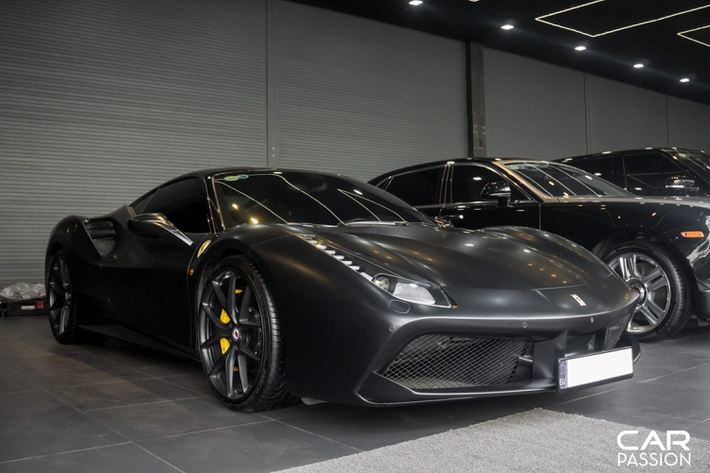 Tiếp đến là siêu xe Ferrari 488 GTB với lớp sơn nguyên bản là màu trắng Bianco Avus, đây chính là một trong 3 xe 488 GTB đầu tiên về Việt Nam. Hiện nay đã có ít nhất 20 chiếc Ferrari 488 GTB được mang về nước thuộc cả hai phiên bản Coupe và Spider, trong đó phiên bản 488 Spider chỉ có 3 chiếc.