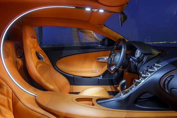 Bugatti Chiron Nội thất của Bugatti Chiron tỏ ra đơn giản hơn nhiều so với nhiều cái tên khác trong danh sách này, nhưng đó không phải là một khuyết điểm. Trong xe không hề có màn hình thông tin giải trí lớn và hàng tá nút bấm để làm bạn mất tập trung khỏi đường phố trước mắt. Tất cả hệ thống điều khiển đều đơn giản và có bố cục tao nhã.