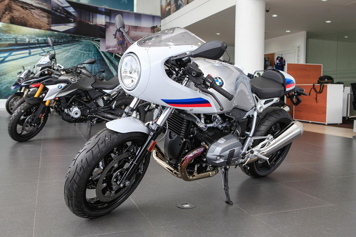 BMW R nineT Racer BMW R nineT Racer là một biến thể của dòng R nineT, lấy cảm hứng từ nhưng chiếc xe đua thập niên 1960 với bộ quây đèn không còn được sử dụng nhiều trên những mẫu xe hiện đại ngày nay.