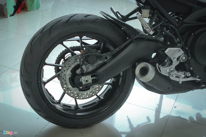 Xe được trang bị 3 chế độ lái, ga điện tử Throttle By Wire, phanh động cơ Engine Brake và hệ thống kiểm soát mô-men xoắn Honda Selectable Torque Control. Hiện nay, Honda đã phân phối chính hãng các mẫu xe khác dung tích xy-lanh nhỏ hơn trong dòng Neo Sports Café như CB150R, CB300R và CB650R, giúp tăng lựa chọn cho khách hàng.
