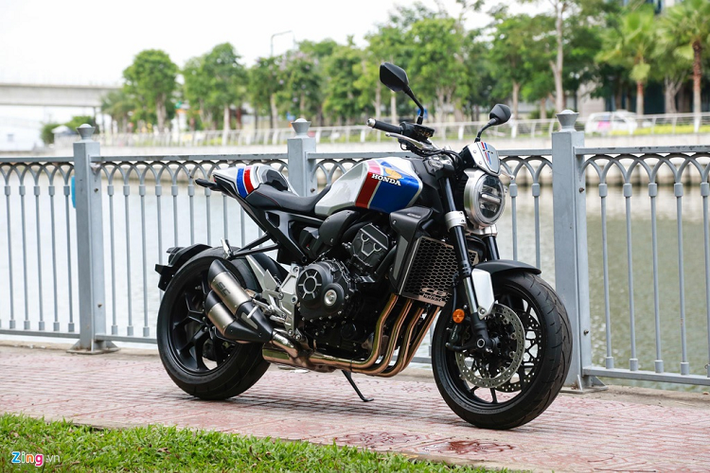 Honda CB1000R Plus Limited Edition Là mẫu xe đầu bảng trong dòng Neo Sport Café của Honda, CB1000R có nhiều biến thể, khác nhau ở màu sơn và một số trang bị, trong đó hấp dẫn nhất là bản Plus Limited Edition với màu sơn xanh-đỏ-trắng có giá bán gần 500 triệu đồng.