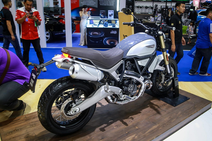 Ducati Scrambler 1100 Ducati Scrambler 1100 là mẫu scrambler mạnh nhất của Ducati, được trang bị động cơ L-Twin 1.079 cc, làm mát bằng không khí, công suất tối đa 86 mã lực, mô-men xoắn cực đại 88 Nm, hộp số 6 cấp.