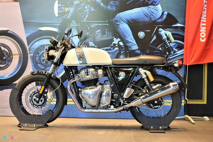 Royal Enfield Continental GT Là mẫu xe café racer đặc trưng, Royal Enfield Continental GT ghi điểm ở thiết kế với ghi đông dạng clip-on, yên xe lõm xuống ở vị trí người lái, có thể chuyển đổi sang yên solo và bình xăng góc cạnh.