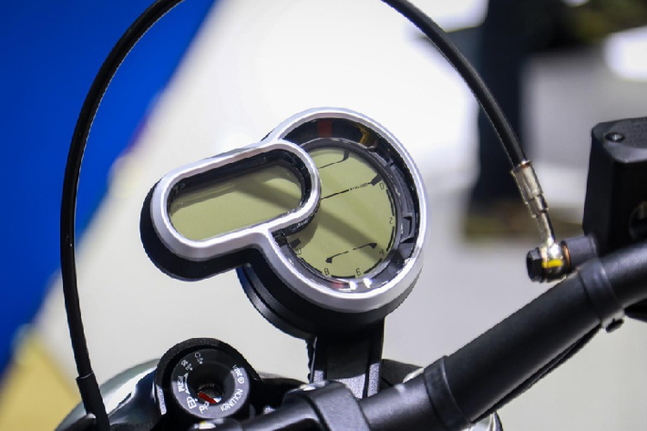 Xe có 3 phiên bản Scrambler 1100 tiêu chuẩn, Scrambler 1100 Special và Scrambler 1100 Sport có giá bán lần lượt là 448, 482 và 506 triệu đồng. Hệ thống đèn và đồng hồ trên Scrambler 1100 dạng tròn cổ điển song công nghệ hiện đại. Đèn pha full LED, trang trí hình chữ X bên trong. Đồng hồ kiểu mới có thêm đồng hồ oval nhỏ hiển thị tốc độ, cấp số.