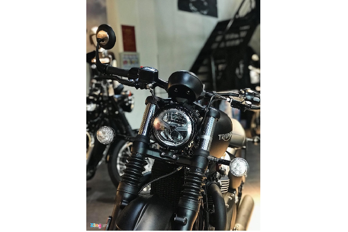Triumph Bobber sử dụng khối động cơ 1.200 cc, công suất tối đa 76 mã lực tại tua máy 6.100 vòng/phút, mô-men xoắn cực đại 106 Nm tại 4.000 vòng/phút. Xe được trang bị công nghệ hiện đại như 2 chế độ lái đường khô và đường mưa, Ride-by-wire (ga điện và bướm ga điện tử), Traction Control (kiểm soát độ bám đường), Slip Assist Clutch (nồi chống trượt).