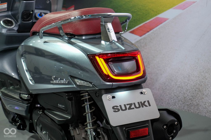 Như đã nói ở trên, về thiết kế tổng quan, Suzuki Saluto 125 2020 mới mang một diện mạo ưa nhìn và mềm mại. Mẫu xe này dường như sẽ đặc biệt phù hợp với người dùng là nữ nhờ thiết kế uyển chuyển và điệu đà.