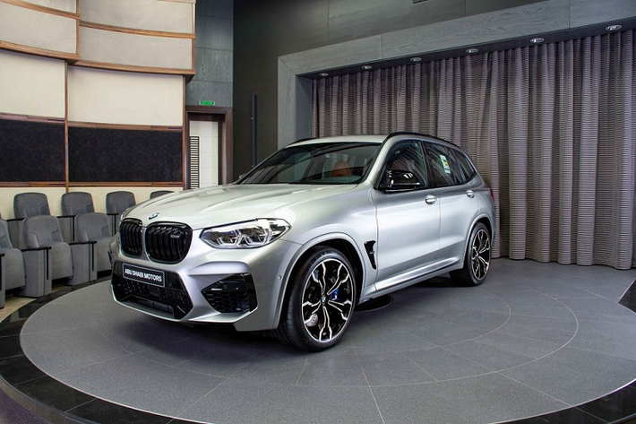Xuất hiện tại thị trường Abu Dhabi, phiên bản của mẫu xe BMW X3 M Competition này mang trên mình lớp sơn Xám Donington Grey, kết hợp cùng bộ mâm xe to bản 21-inch và các điểm nhấn màu đen tương phản.