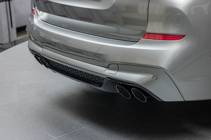 Cả 2 phiên bản BMW X3 M và M Competition đều được trang bị bộ phanh hiệu suất cao với đĩa phanh kích thước trước & sau lần lượt là 15.6-inch và 14.6-inch cùng sự xuất hiện của các lỗ thông gió.