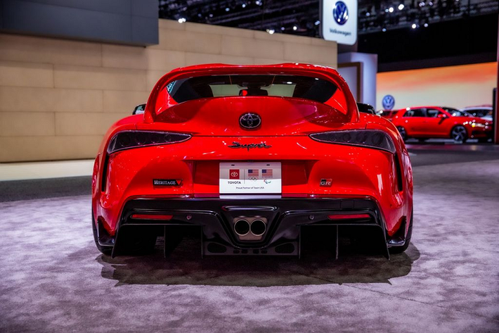 Và tất nhiên, một mẫu xe thể thao không thể không được trang bị cụm phanh Brembo “hàng hiệu”, các lò xo với khả năng điều chỉnh và bộ mâm 19-inch từ HRE bọc trong bộ lốp kích thước trước sau lần lượt 295/30 và 305/30.