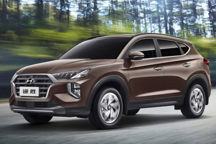 Xe sử dụng cụm đèn thiết kế hai tầng tương tự như "người anh em" Palisade đang bán ra tại một số thị trường, tích hợp đèn LED chiếu sáng ban ngày, cùng với lưới tản nhiệt to bản dạng thác nước “Cascading Grill”.