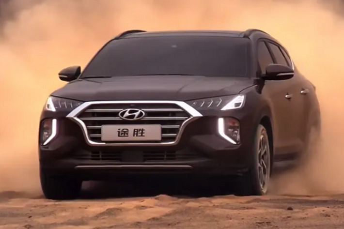 Liên doanh Hyundai Hàn Quốc – Trung Quốc đang giới thiệu Tucson thế hệ thứ 4, mặc dù vậy đây chỉ là bản nâng cấp facelift làm mới sản phẩm. Về thiết kế, phần đầu xe Hyundai Tucson mới được design lại lấy cảm hứng từ các thành viên khác trong gia đình xeHyundai, cụ thể là chiếc SUV hàng đầu Palisade mới đang được bán tại Bắc Mỹ và Hàn Quốc.