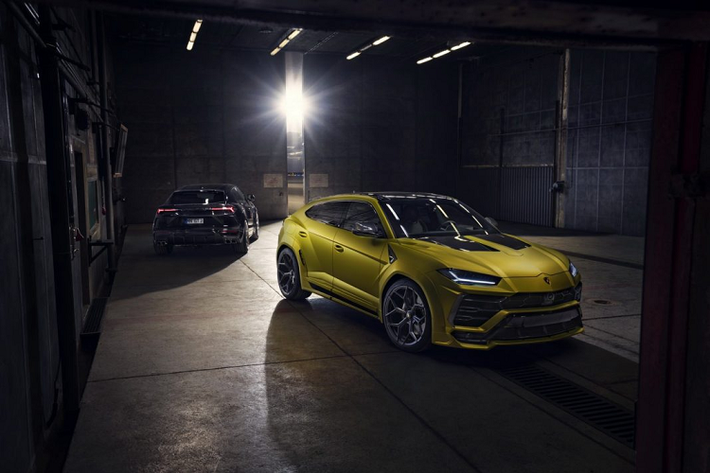 Việc hạ thấp thân siêu SUV Lamborghini Urus cũng được hãng độ này thực hiện ở hai bên sườn xe. Ca-pô được nâng cấp với hai hốc gió bằng sợi carbon được gia công đặc biệt trong khi phía sau, một cánh gió nhỏ phía trên đuôi xe được trang bị cùng bốn chụp ống xả được thay mới.