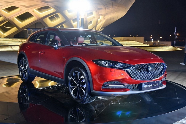 Ở phiên bản 2020, Mazda CX-4 bản nâng cấp đã được cải tiến đáng kể trong thiết kế ngoại thất và chịu ảnh hưởng từ người anh em Mazda CX-30. Điều này không có gì lạ vì CX-4 2020 cũng được áp dụng ngôn ngữ thiết kế Kodo mới nhất của thương hiệu Mazda.