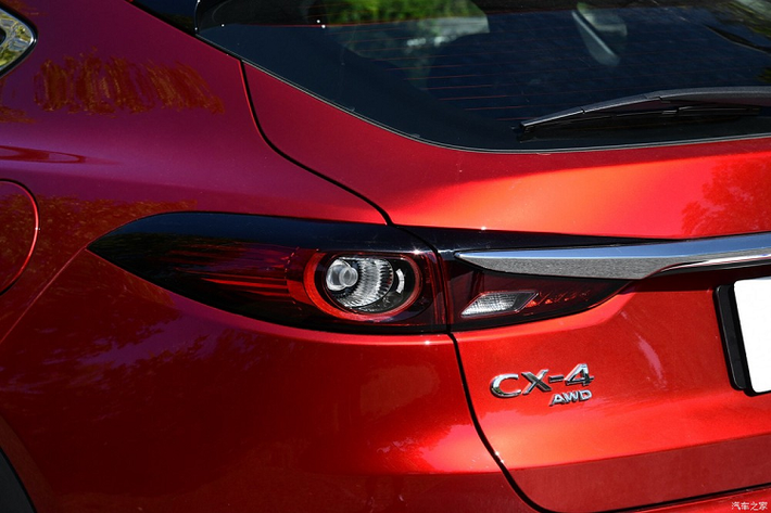 Đằng sau, thiết kế của Mazda CX-4 2020 không thay đổi nhiều. Điểm mới đáng chú ý nhất nằm ở cụm đèn hậu LED. Tại đây, cụm đèn hậu này có thiết kế tương tự Mazda CX-5 mới và được nối với nhau bằng thanh mạ crôm dày dặn hơn, kéo dài hết chiều ngang của cửa cốp sau.