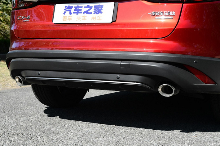 Ngoài ra, Mazda CX-4 2020 còn có cản sau mới, đi kèm đèn sương mù thanh mảnh hơn và thanh mạ crôm nằm giữa 2 ống xả hình tròn.
