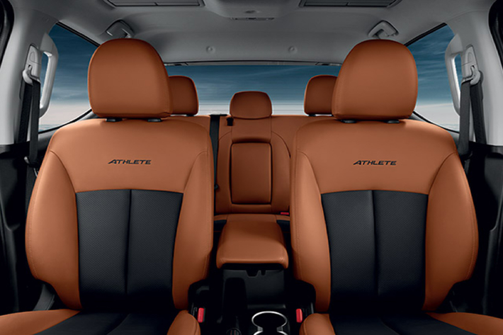 Không có thay đổi về động cơ, hộp số và hệ truyền động (2WD; 4WD). Triton Athlete mới vẫn gắn bó với động cơ dầu 4cyl dung tích 2.4L VG-Turbo cho công suất tối đa 181 mã lực tại 3.500 vòng/ phút và mô-men xoắn cực đại 430 Nm có được từ 2.500 vòng/phút. Sức mạnh được truyền xuống cầu sau & hai cầu thông qua hộp số tự động 6 cấp (6 AT).