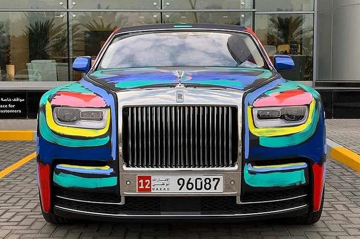 Là một nghệ sĩ đường phố với phong cách vẽ đương đại cùng phong cách phối màu hài hòa, Bradley Theodore thường được biết đến với họa tiết đầu lâu và diễn giải sinh động các biểu tượng văn hóa và người nổi tiếng.