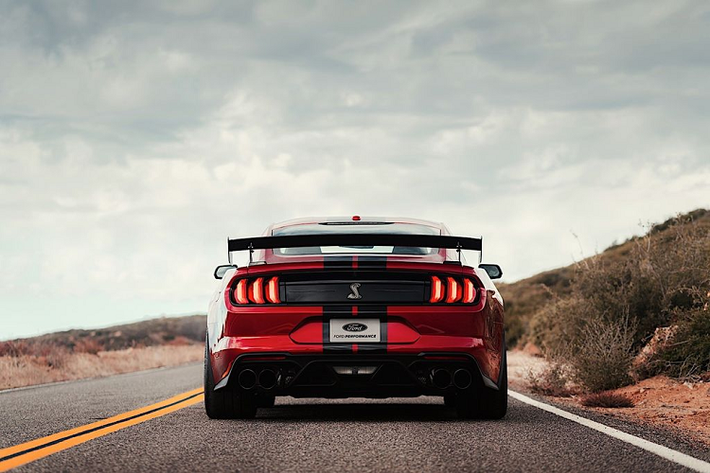 Ford Performance đã giải thích về sự thay đổi trong vận tốc tối đa này nằm ở các thay đổi nhỏ trong khí động học, điều tạo ra nhiều lực nén để giữ cho bánh sau thật bám vào mặt đường. Mặt khác, mức độ công suất giữa 2 phiên bản cũng chênh nhau 100 mã lực.
