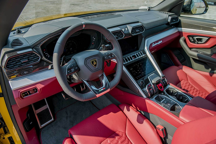 Cụm điều khiển của mẫu siêu SUV Lamborghini Urus cũng bao gồm nút khởi động và chế độ lựa chọn lái Anima của xe với 6 tính năng lái như Strada (đường phố), Sport (thể thao) và Corsa (đường đua) khá quen thuộc trên các siêu xe của hãng. Ngoài ra, 3 chế độ mới tinh là Sabbia (đường cát), Terra (việt dã) và Neve (tuyết)...