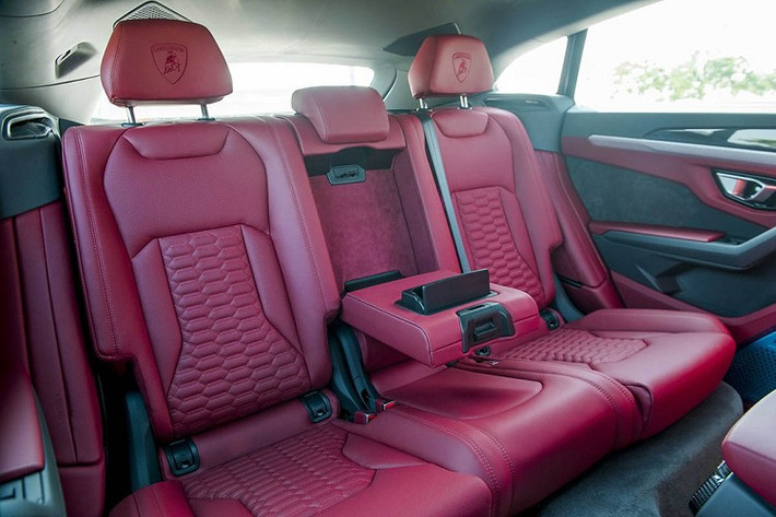 Lamborghini Urus được trang bị động cơ xăng V8, tăng áp kép, dung tích 4.0 lít, cho công suất tối đa 650 mã lực và mô-men xoắn cực đại 850 Nm. Động cơ kết hợp cùng hộp số tự động 8 cấp và hệ dẫn động 4 bánh giúp Lamborghini Urus có thể tăng tốc từ 0-100 km/h trong 3,6 giây trước khi đạt vận tốc tối đa 305 km/h.