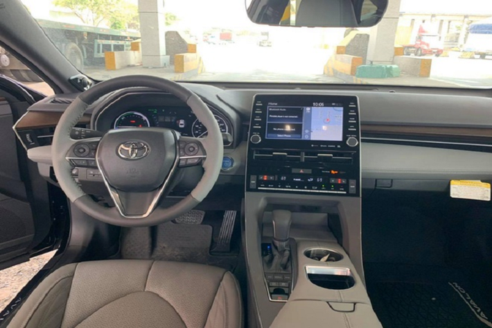 Trang bị an toàn trên Avalon Hybrid Limited 2020 gồm có gói Toyota Safety Sense P với 10 túi khí quanh xe, hệ thống cảnh báo va chạm, nhận diện người đi bộ, cruise control sử dụng radar, cảnh báo lệch làn cũng như tự động can thiệp vô lăng.
