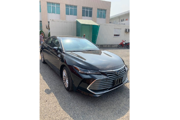 Mẫu sedan full-size Toyota Avalon Hybrid Limited 2020 được một đại lý tư nhân nhập khẩu về Việt Nam. Xe đã có chủ sở hữu. Đây là chiếc Avalon 2020 thứ 2 về Việt Nam và là bản Hybrid đầu tiên.