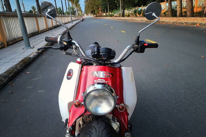 Đương nhiên một cặp mâm ô tô không thể lắp vừa được chiếc Super Cub nhỏ bé, chính vì vậy toàn bộ kết cấu của chiếc xe cũng đã được thay đổi theo. Ở phía sau, người chơi chỉ cần cắt bỏ dè "zin" của Super Cub, tuy nhiên mọi việc phức tạp hơn ở phía trước.