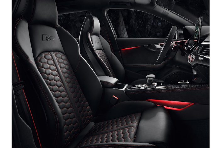 Bảng đồng hồ kỹ thuật số Virtual Cockpit của chiếc xe sẽ có thêm chế độ hiển thị RS đặc biệt với các thông số như lực G, áp suất lốp và mô-men xoắn. Các chi tiết ốp trang trí trong nội thất có thể được làm từ nhựa sơn đen bóng hoặc sợi carbon kết hợp với nhôm, Với chương trình Audi exclusive, khách hàng cũng có thể đặt nội thất và ngoại thất theo yêu cầu.