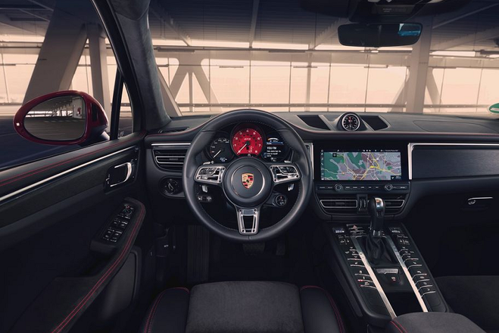 Về thiết kế nội, ngoại thất, mẫu xe crosssover Porsche Macan GTS 2020 sẽ không có quá nhiều sự khác biệt so với hai phiên bản tiêu chuẩn và Turbo. Xe vẫn mang phong cách và lối thiết kế đặc trưng của thương hiệu xe xứ Stuttgart, một vẻ đẹp của thể thao hoà lẫn sự sang trọng.