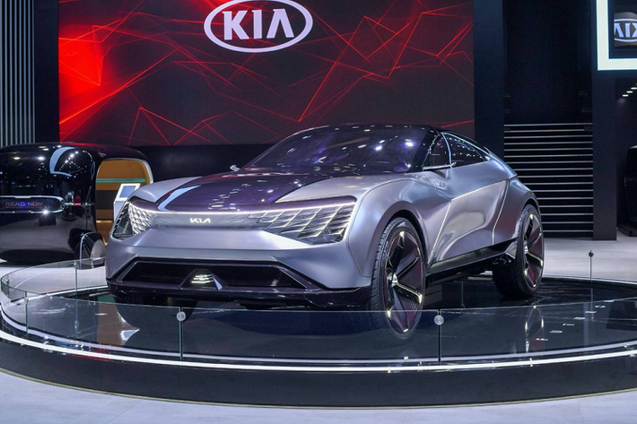 Kia Futuron Concept này tỏ ra quá hoang dã, không có chút gì độc đáo hay bản sắc. Nó giống chiếc SUV ưa nhìn với các đường góc cạnh và mui xe dạng phẳng. Mặt trước không thực sự thu hút, trong khi đường beltline quá cao. Mặt sau hình đuôi thuyền không ăn nhập với phần còn lại của xe.